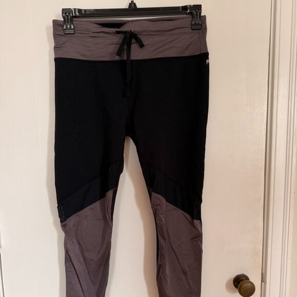 Fabletics XL Capri-Length PowerHold Leggings with Reflective Silver and Mesh - Picture 1 of 2